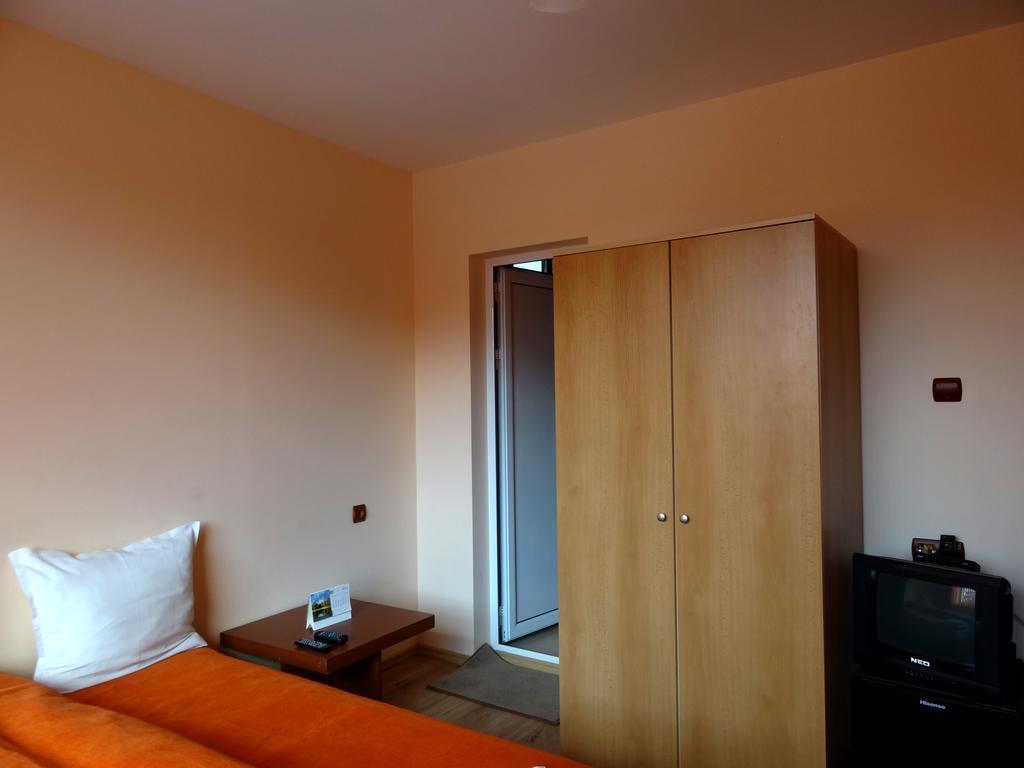 Family Hotel Rose Pavel Banya Bagian luar foto